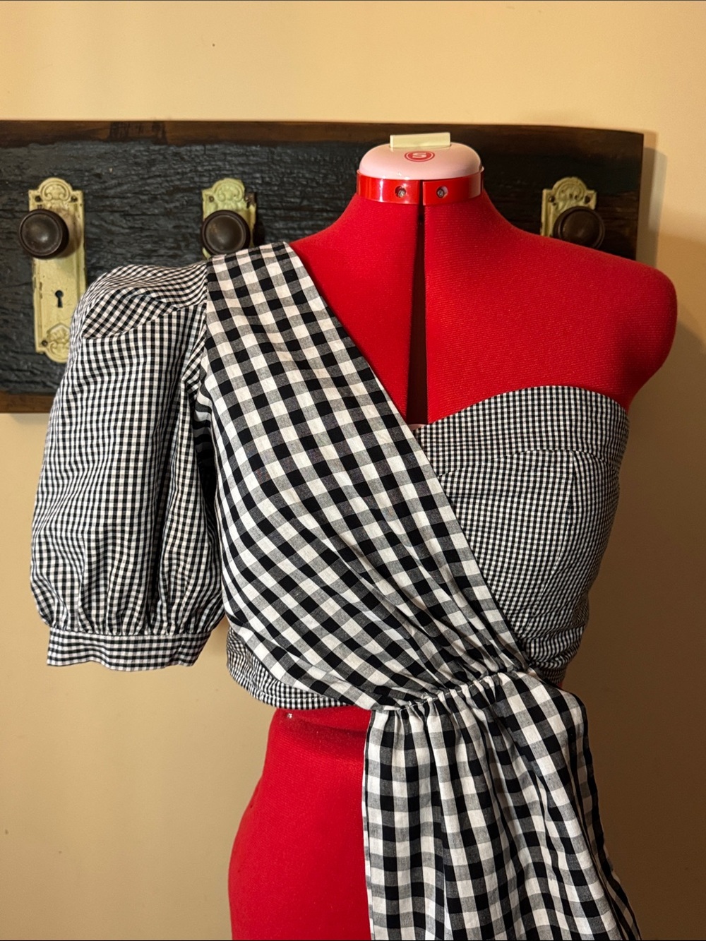 La’ Ros Black and White Gingham One-Shoulder Asymmetrical Draped Puff Sleeve Top - Picture 4 of 15